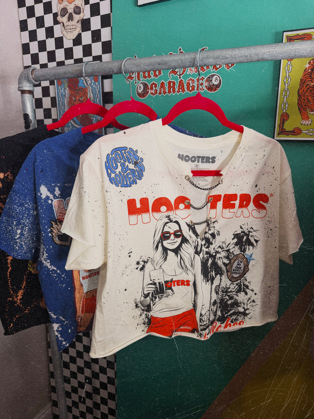 Hooters tee-Medium