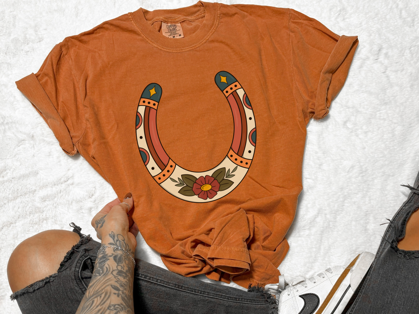 Floral horseshoe tee